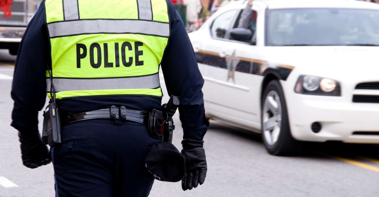 Soñar con redadas policiales: 15 tipos y sus significados