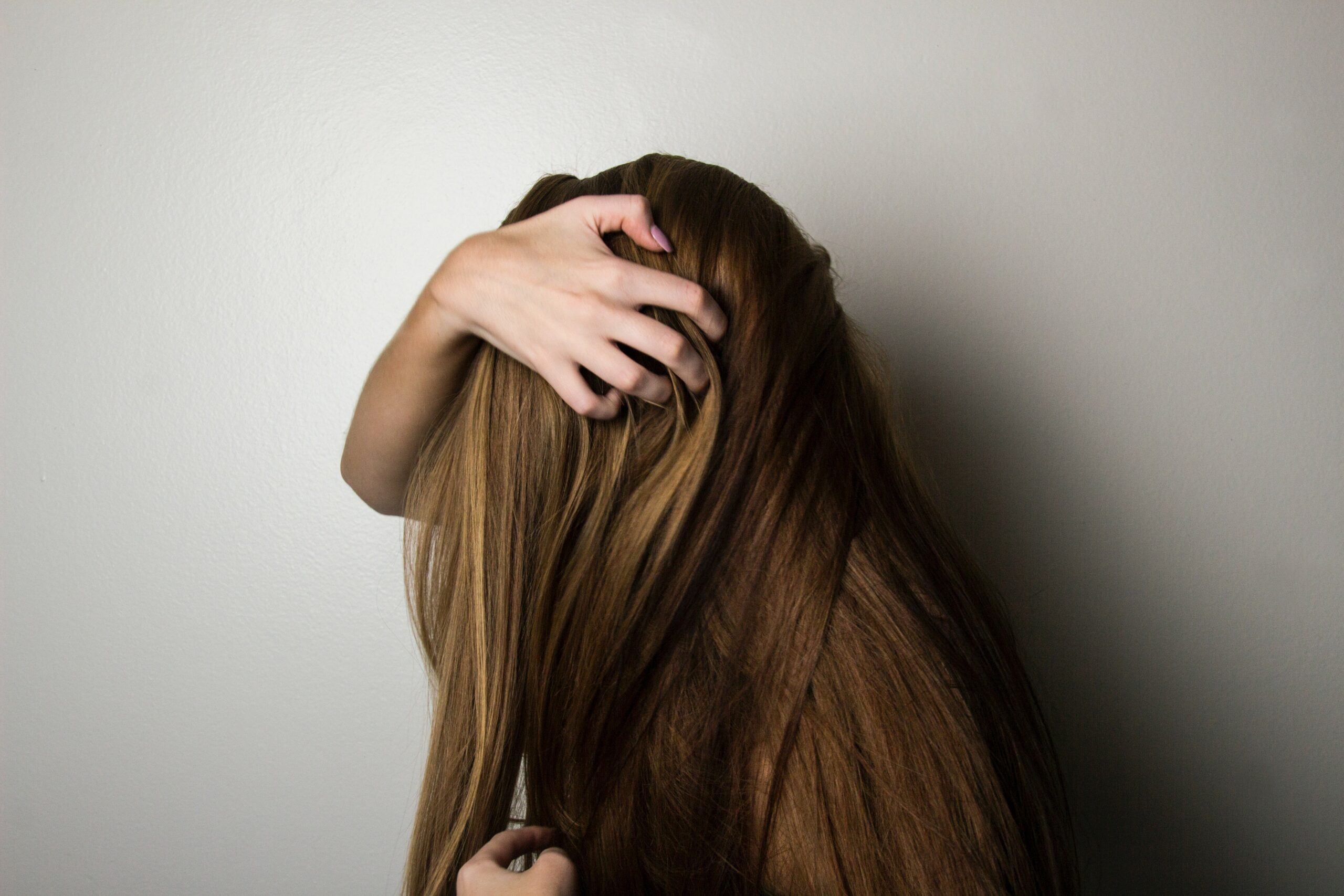El significado e interpretación de perder cabello en un sueño