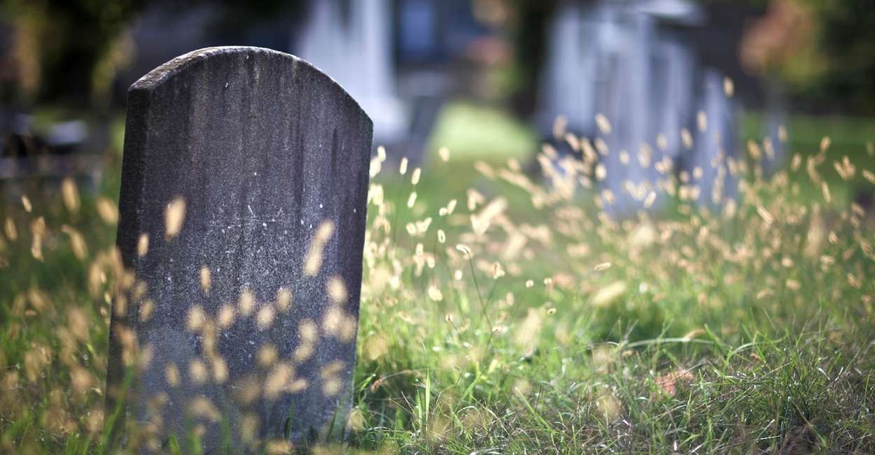 Significado de Soñar con Cementerio - ¿Significa Deseos Latentes o Recuerdos Enterrados?