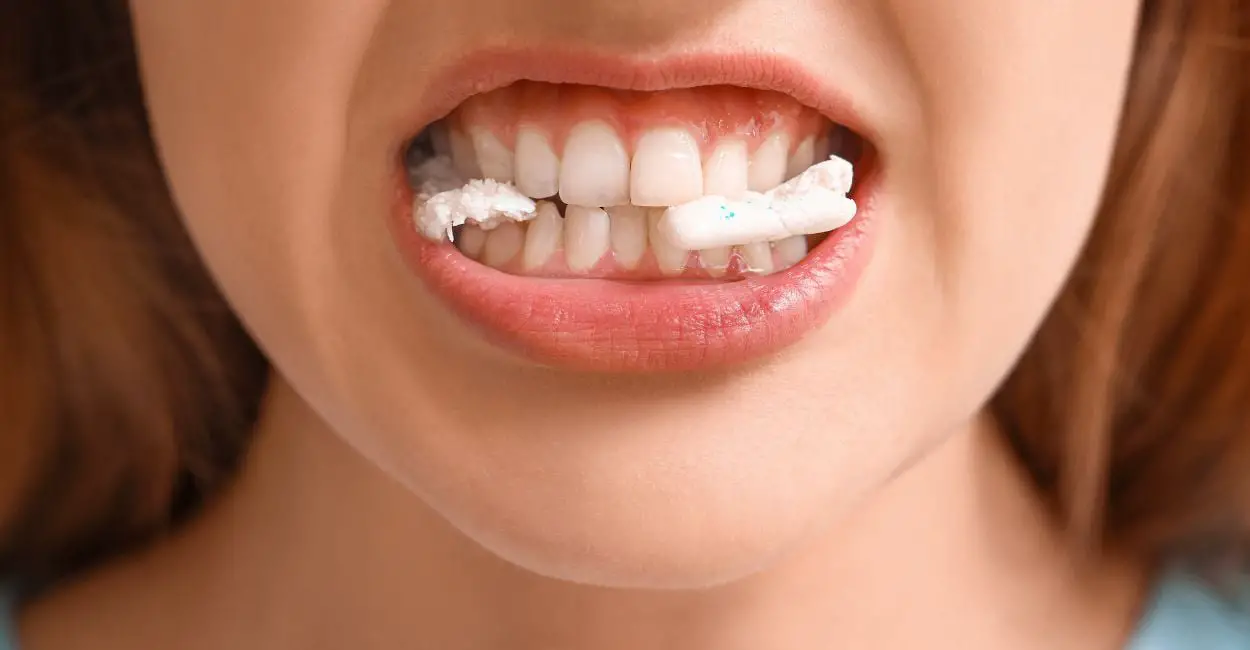 Soñar con goma de mascar pegada a los dientes – 10 tipos y sus interpretaciones