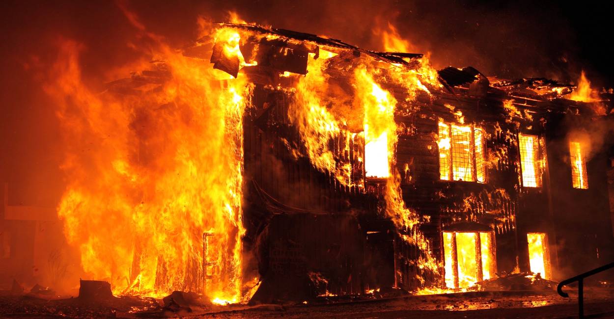 Sueño de un edificio en llamas: 20 tipos y sus interpretaciones