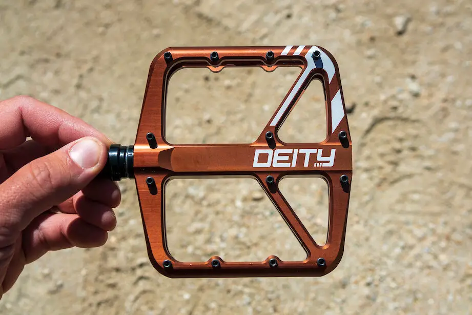 Primer vistazo: Deity lanza nuevas potencias, puños y pedales - Pinkbike