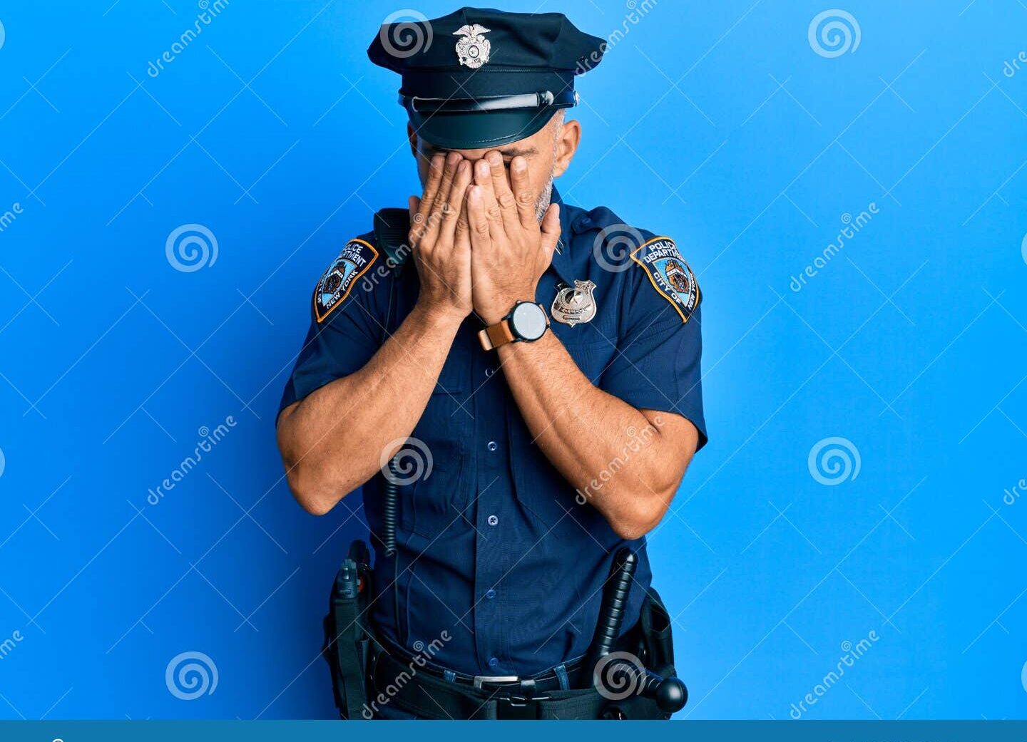 Hombre guapo de mediana edad vestido con uniforme de policía frotándose los ojos para...